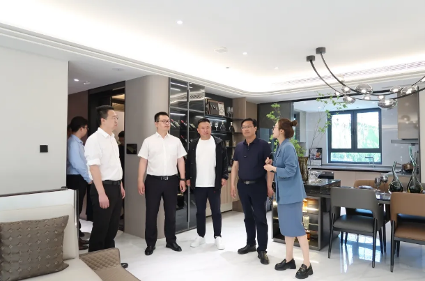 济南中央商埠区发展促进中心主任周峻鹏一行莅临中博·锦雲原著营销中心考察交流(图2)